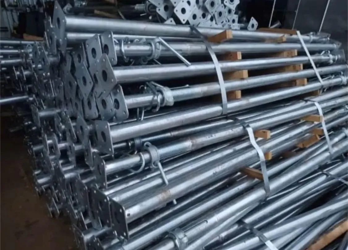 Lote de puntales metálicos galvanizados listos para entrega